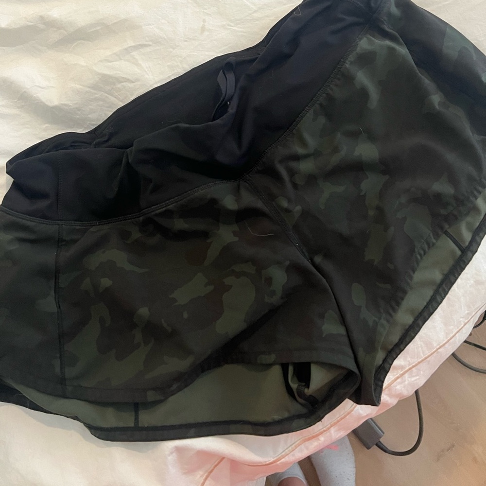 Lululemon Low-rise Speedy Shorts. Camo color Size 10, 2.5"